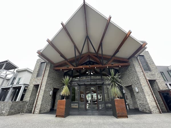 The Rees Hotel, Luxury Apartments & Lakeside Residences